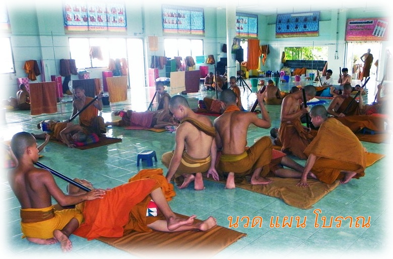 monjes budistas transmiten masaje tailandés